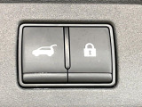 【パワーバックドア】スマートキーや運転席のボタンを押すだけでリアゲートが自動で開閉します!荷物を持っている時や、高い位置にあるバックドアを閉める際に便利な機能です♪