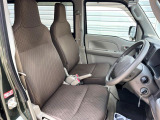 運転席まわりには十分なスペースがあり、大柄な方でもゆったり運転していただける環境です。