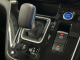 【e-POWER専用シフトレバー】単に操作方法が変わっただけでなく、デザイン性と安全性の向上、さらには先進運転支援機能の実現に貢献する、機械式から進化した電子制御式のシステムです。