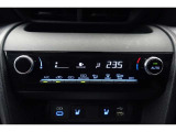 ★エアコンはオートタイプが装着済みです!オートモードにしておけば、車内温度を設定するだけで風の料や吹き出し口の切り替えを機械が行ってくれます!一年中快適な環境を作れますよ♪