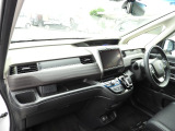 ★助手席周辺★ダッシュボードには豊富な収納BOXがありいつもすっきりとした車内!ほしい場所にちょうど良い収納を備えています。大きなフロントガラスによって見晴らしも良く快適な座り心地となっております