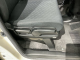 シートハイトアジャスターが付いているので運転姿勢を調整するのに便利ですね。身長に合ったシートポジションは安全運転や疲労軽減にもつながります。
