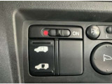 【パワースライドドア】助手席側がパワースライドドアになっており、運転席のスイッチやスマートキーでも開閉が可能です!開口部も広いので乗り降りも楽々♪
