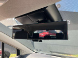 後部座席の人や、荷物に視界を邪魔されずに車両後方のカメラ映像をミラー面に映し出して、いつでもクリアな後方視界を確保する、インテリジェントルームミラーを装備しています。