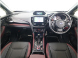 ■視界良好で運転しやすいコックピットです。シンプルで操作性の良いインパネ回りにデザインされ、SUBARUは安全性能に徹底的にまでこだわった視界設計を行っています。