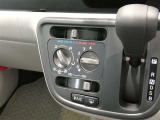 調整が容易なマニュアルエアコンです。夏は快適に、冬も車内の曇りを取ってくれるので安全です♪