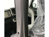 乗り降りの補助になるアシストグリップを装備