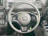 インテリアに合わせたデザインのステアリングは、運転される方のことも考え、運転しやすい形状、大きさです。是非一度、実際に触ってお確かめください。