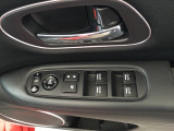 電動格納式ドアミラーのスイッチは運転席ドアにあります。