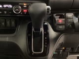 CVT車のセレクトレバーです。低速から高速まで、変速ショックのないスムーズな走りと、エンジン効率のよい領域を維持して燃費にも貢献します。サイドブレーキはスイッチ操作の電子制御パーキングブレーキです。