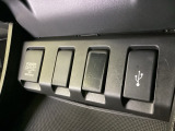 アクセサリーソケットはUSBのアダプターなどをつければ、スマホの充電にも使えます。横にはナビゲーション用の外部入力可能なUSB端子がついており、周辺には物が置けるトレーがついています。