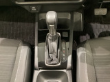 CVT車のセレクトレバーです。低速から高速まで、変速ショックのないスムーズな走りと、エンジン効率のよい領域を維持して燃費にも貢献します。