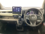 車内は光触媒抗菌消臭施工済です。インパネ周りはスタイリッシュなデザインで機能や装備も充実しています。グローブボックスやカップホルダーのほかにトレーなどたくさんの収納スペースが付いています。