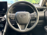 インテリアに合わせたデザインのステアリングは、運転される方のことも考え、運転しやすい形状、大きさです。是非一度、実際に触ってお確かめください。