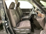 女性でも運転がしやすいように、シートの高さ調整機能(シートリフター)がついています。広い足元にゆったり座れるシートには肘掛も装備しており長距離の運転でも疲れにくいシートです。