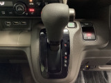CVT車のセレクトレバーです。低速から高速まで、変速ショックのないスムーズな走りと、エンジン効率のよい領域を維持して燃費にも貢献します。サイドブレーキはスイッチ操作の電子制御パーキングブレーキです。