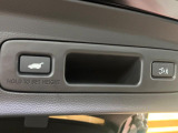 【パワーバックドア】スマートキーや運転席のボタンを押すだけでリアゲートが自動で開閉します!荷物を持っている時や、高い位置にあるバックドアを閉める際に便利な機能です♪