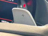 【パドルシフト】ハンドルから手を離さずに素早くシフトアップ&ダウンができるので、エンジンブレーキを使う下り坂や高速道路の合流で加速したい場面で役立ちます。