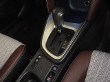 電動パーキングブレーキ・ブレーキホールドを装備してます。ホールド機能は信号待ちが多い一般道で疲労軽減になり、大好評です!