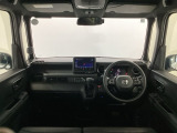 【前方視界】開放的な前方視界!運転がしやすく疲れにくいです♪窓が大きく、見通しがとっても良いおクルマですよ♪