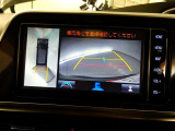 パノラミックビューモニターを装備。クルマを真上から見るように周囲を確認できます。