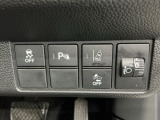車がカーブの外側へ膨らんだり内側へ巻き込んだりする挙動を防止する横滑り防止装置、、障害物センサー、万が一の時にあると心強いホンダセンシング機能-路外逸脱抑制機能・衝突軽減ブレーキ付きです!
