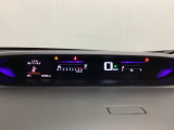 デジタル表示のスピードメーターとタコメーターを大きく配した見やすいメーター部になっています。左側のインフォメーション画面でオドメーターや燃費などの情報を確認できます。