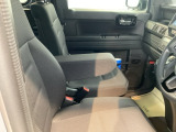 【アームレストコンソール】すぐに取り出せる便利なスペース。スマート収納ですっきり快適な車内に。