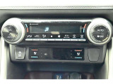 左右独立温度コントロールフルオートエアコンです。運転席、助手席それぞれで独立して温度設定ができます。冷え性の方が乗っても安心ですね♪