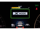 XーMODEは路面に応じて4輪の駆動力やブレーキなどを最適にコントロール。悪路からのスムーズな脱出をサポートします。