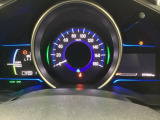 ハイブリット車専用のメーターです。中央のスピードメーターより左右のサブデスプレイで燃費や動力伝達などの情報が見れるようになっています。