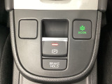 セレクトレバーの下に電子制御パーキングブレーキがあります。スイッチひとつで、停車した地点の傾斜などをシステムが検知・判断してブレーキ力を自動的に最適制御し、しっかり停車できるパーキングシステムです。