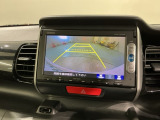 リバースギアに入れるだけで後方の表示へ切り替わります。夜間や雨の日の駐車も楽になりますよ。