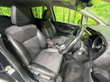 運転席まわりには十分なスペースがあり、大柄な方でもゆったり運転していただける環境です。