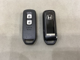 スマートキーを装備しています。鍵を差し込むことなくドアロックの開け閉めと、スタートボタン操作でのエンジンスタートができます。スペアキーも同じものを用意しております。