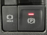 【電動パーキングブレーキ】パーキングブレーキは便利な電動式!ボタン一つで操作でき、アクセルを踏めば自動で解除されます♪レバーやペダルが無いので運転席廻りもすっきりしますね♪