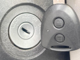 【キーレス】少し離れた場所からでもボタン一つでドアの開錠・施錠ができるのでとっても便利!ドアの鍵穴周りに傷をつけることもありません♪