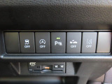 豊富な装備も魅力的!各機能の切り替えボタンは運転席前方に配置。