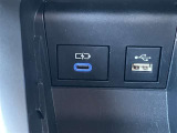 携帯の充電などに便利な充電用USBポートを装備!車内にあると便利なアイテムのひとつですね。