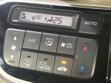 【オートエアコン】一度お好みの温度に設定すれば、車内の温度を検知し風量や温度を自動で調整。暑い&hellip;寒い&hellip;と何度もスイッチ操作をする必要はありません。快適な車内空間には必須の機能ですね♪