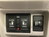 両側電動スライドドアは運転席から操作ができるよう、操作スイッチが付いています。その横にはヘットライトリベライザーのスイッチがついています。道路状況や積荷の加重に応じてライトの高さを調節できます。