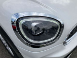 LEDヘッドライト&フロントフォグランプ。キセノンライトに比べて明るさと照射範囲が向上し、消費電力も低減のため省燃費にに貢献。周囲のリング部分はデイライトとして日中ヘッドライトOFF時も点灯します。