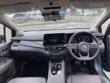すっきりした運転席周りにはナビやエアコンの操作パネルを設置しておりますので、お一人での運転でもご安心できます。