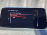 ブラインド・スポット・モニタリング (BSM) は、自車の後方から接近する車両の存在を知らせることにより、車線変更時の後方確認を支援するシステムです。