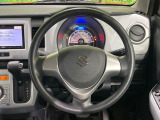 インテリアに合わせたデザインのステアリングは、運転される方のことも考え、運転しやすい形状、大きさです。是非一度、実際に触ってお確かめください。