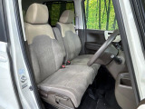 運転席まわりには十分なスペースがあり、大柄な方でもゆったり運転していただける環境です。