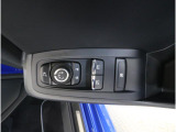 ■運転席ドアの操作しやすい位置にミラー操縦スイッチがついておりますので、ストレスなく自分のフィットする位置にセッティング頂けます。