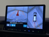 【マルチカメラ】フロント、リア、左右ドアミラー下の4つのカメラの映像をもとに、車をまるで上空から見下ろしたように表示します!狭い駐車場や、狭い道でのすれ違いの時も安心ですよ!