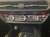 運転席と助手席にシートヒーターが付いています☆寒い時期に腰周りを温めてくれるので体全体が温まりやすいのは勿論、暖房と違い顔に風が当たらないので、乾燥肌やドライアイの方でも大丈夫☆