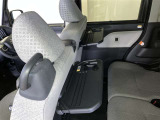 運転席/助手席シート背面にシートバックテーブルが付いています。
